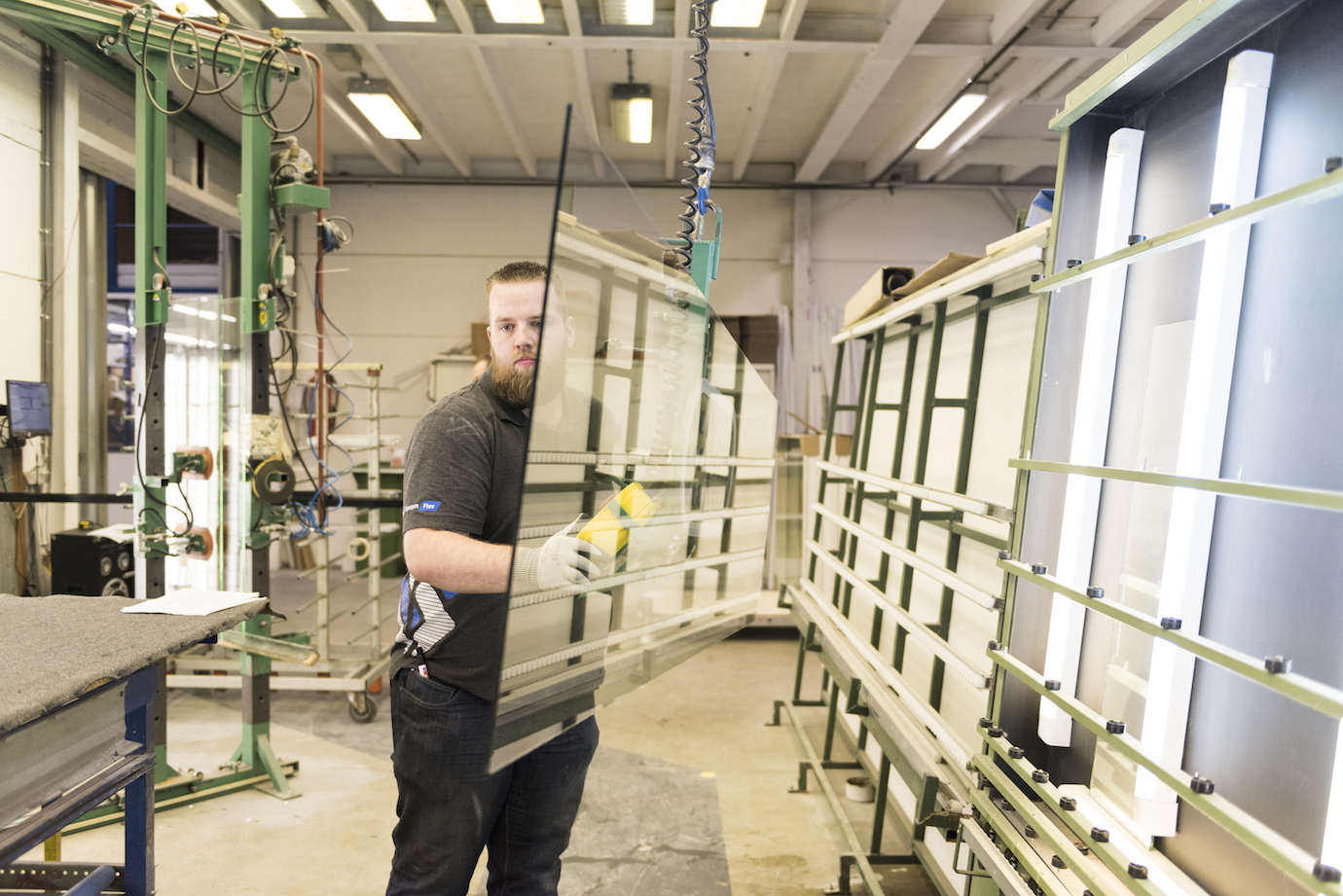Customer case System Flex: shop floor control and automation of processes 1 - shop floor control system flex glass